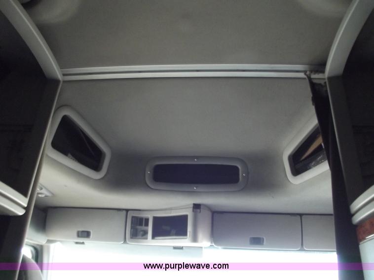 image for item B6264 2005 Volvo VNL semi truck