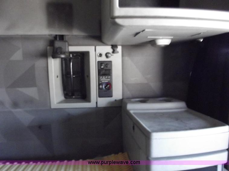 image for item B6264 2005 Volvo VNL semi truck