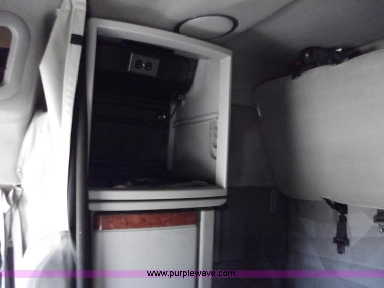 image for item B6264 2005 Volvo VNL semi truck