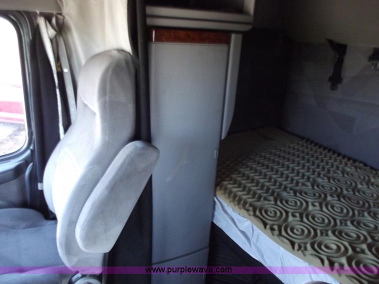 image for item B6264 2005 Volvo VNL semi truck