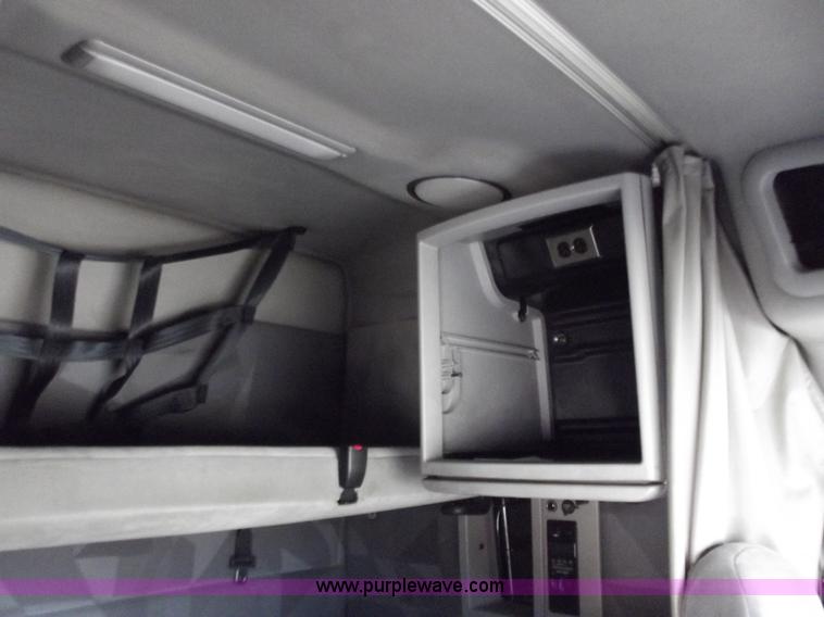 image for item B6264 2005 Volvo VNL semi truck