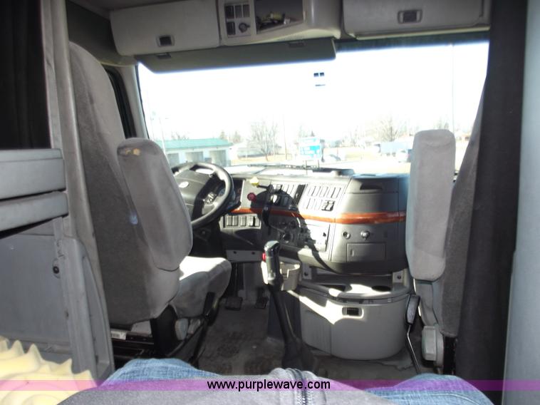 image for item B6264 2005 Volvo VNL semi truck