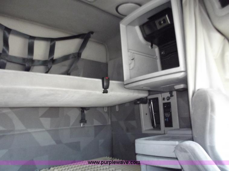 image for item B6264 2005 Volvo VNL semi truck