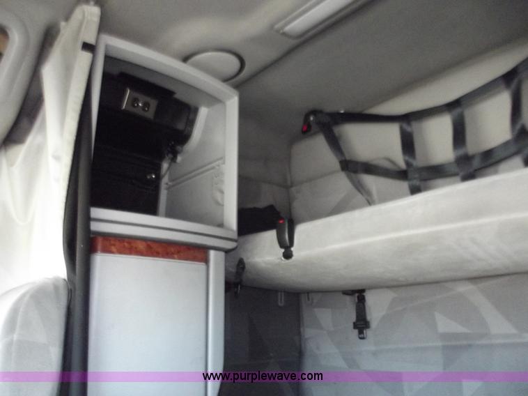 image for item B6264 2005 Volvo VNL semi truck