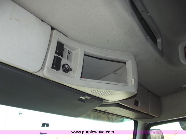 image for item B6264 2005 Volvo VNL semi truck