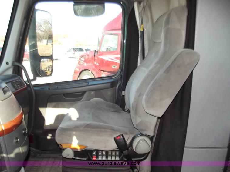 image for item B6264 2005 Volvo VNL semi truck