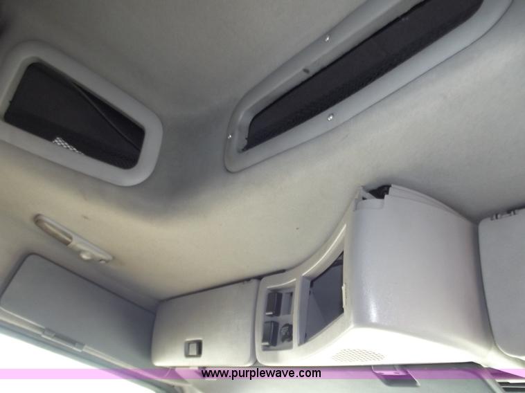 image for item B6264 2005 Volvo VNL semi truck