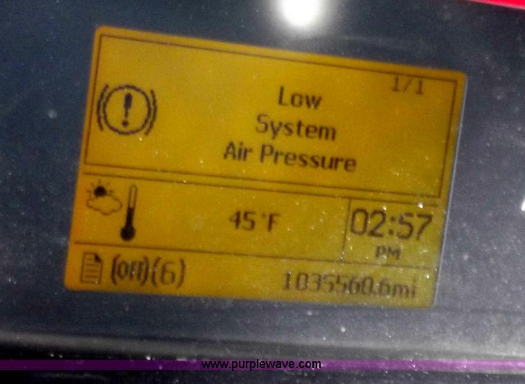 image for item B6264 2005 Volvo VNL semi truck