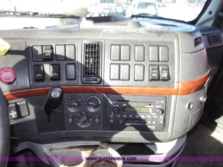 image for item B6264 2005 Volvo VNL semi truck