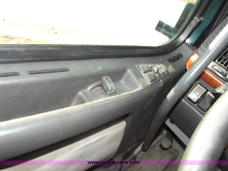 image for item B6264 2005 Volvo VNL semi truck