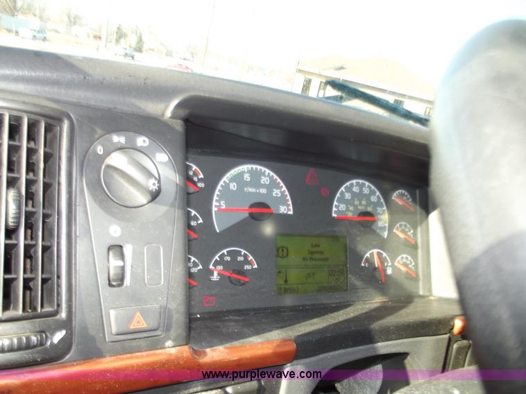 image for item B6264 2005 Volvo VNL semi truck