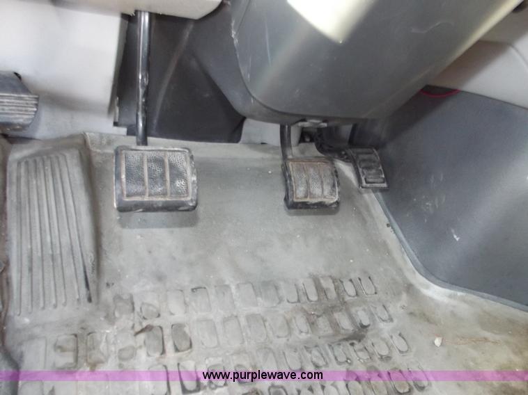 image for item B6264 2005 Volvo VNL semi truck