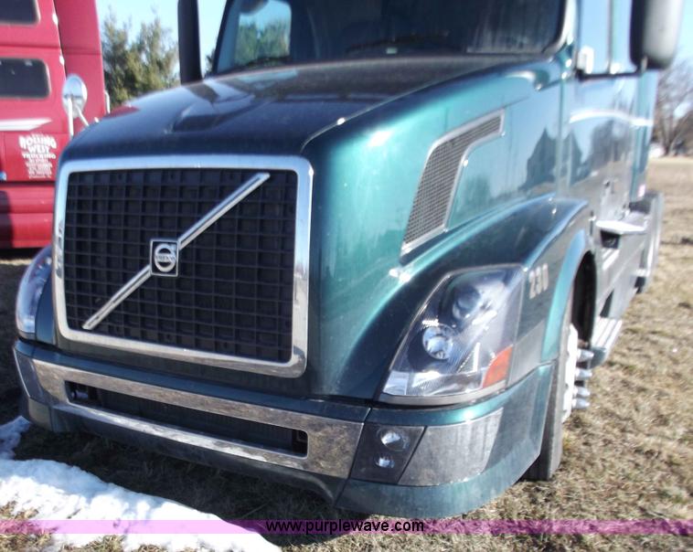 image for item B6264 2005 Volvo VNL semi truck