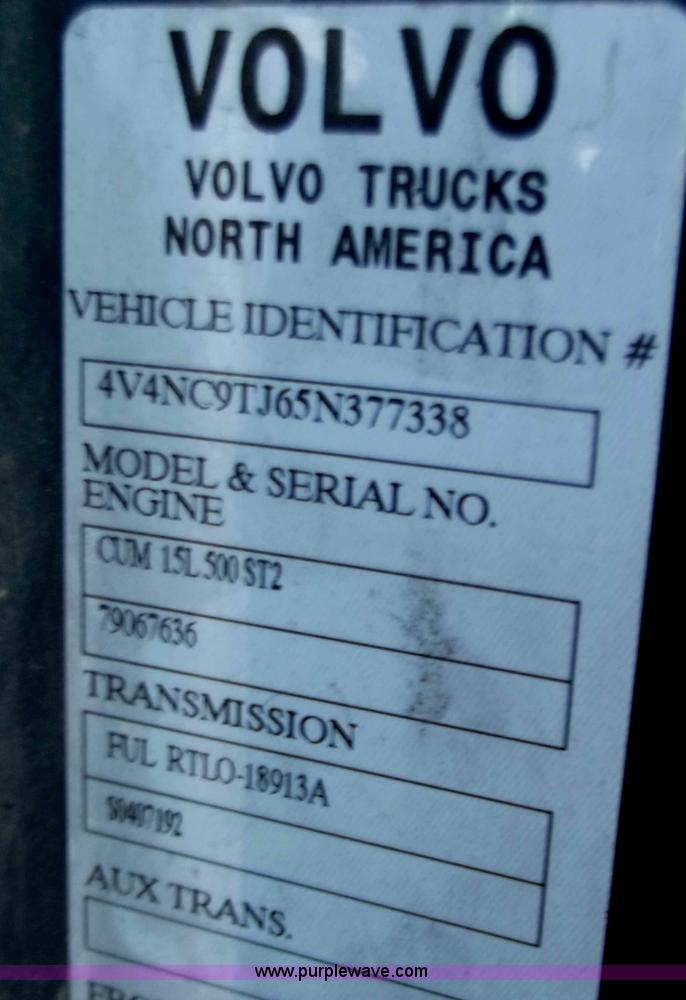 image for item B6264 2005 Volvo VNL semi truck