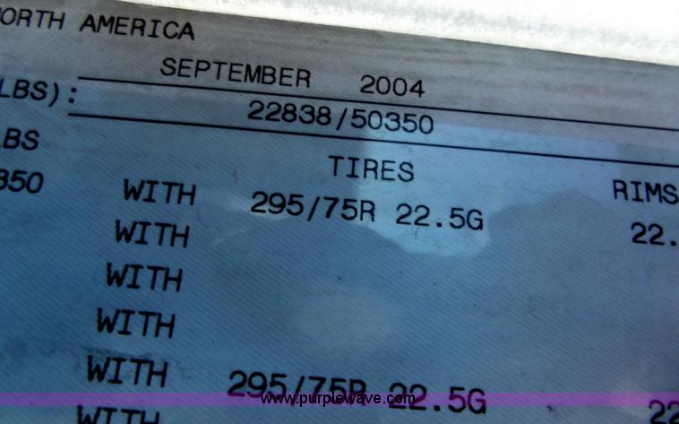 image for item B6264 2005 Volvo VNL semi truck