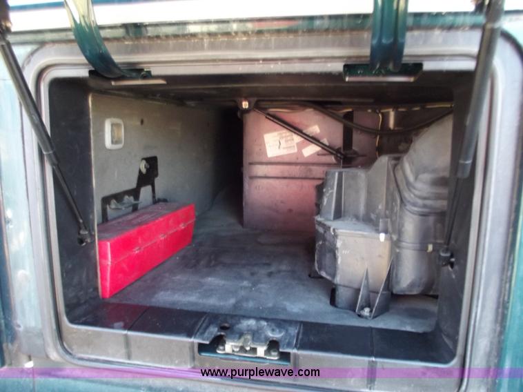 image for item B6264 2005 Volvo VNL semi truck