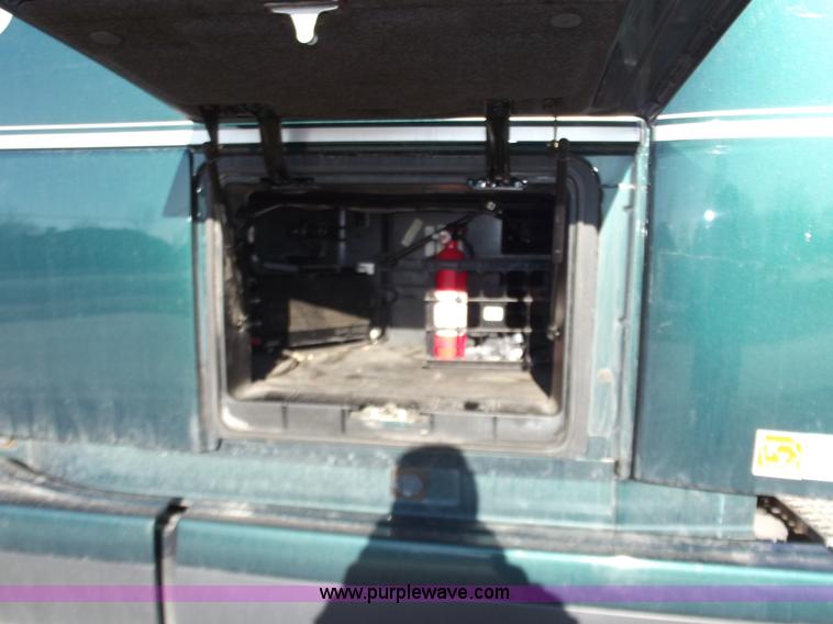 image for item B6264 2005 Volvo VNL semi truck