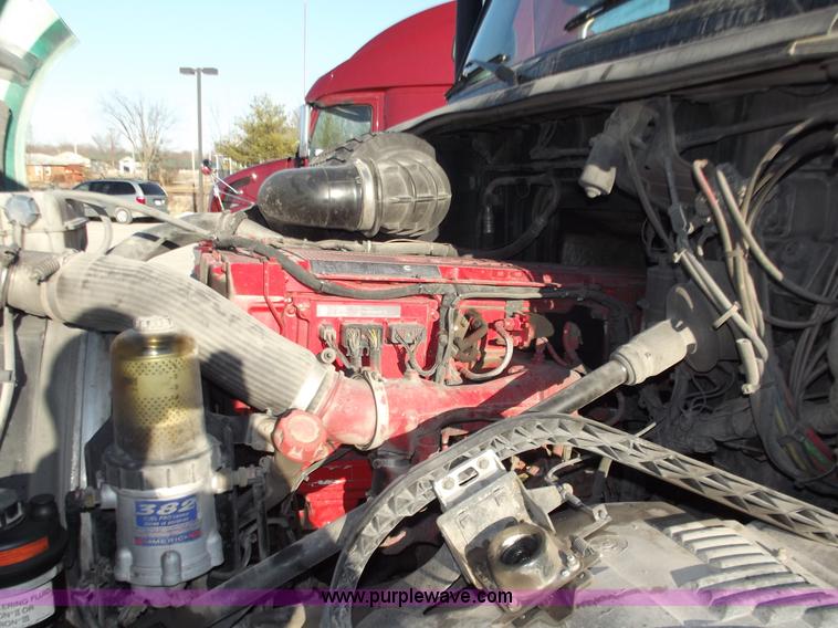 image for item B6264 2005 Volvo VNL semi truck