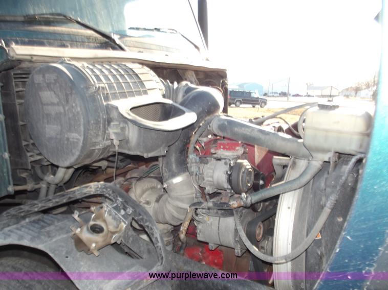 image for item B6264 2005 Volvo VNL semi truck