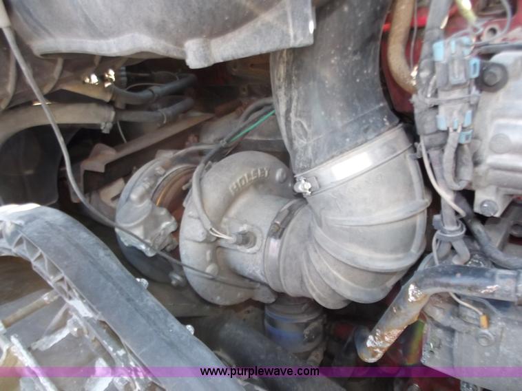 image for item B6264 2005 Volvo VNL semi truck