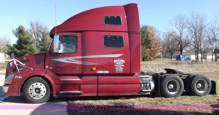 image for item B6265 2007 Volvo VNL semi truck