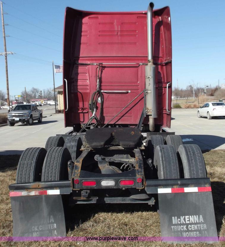 image for item B6265 2007 Volvo VNL semi truck