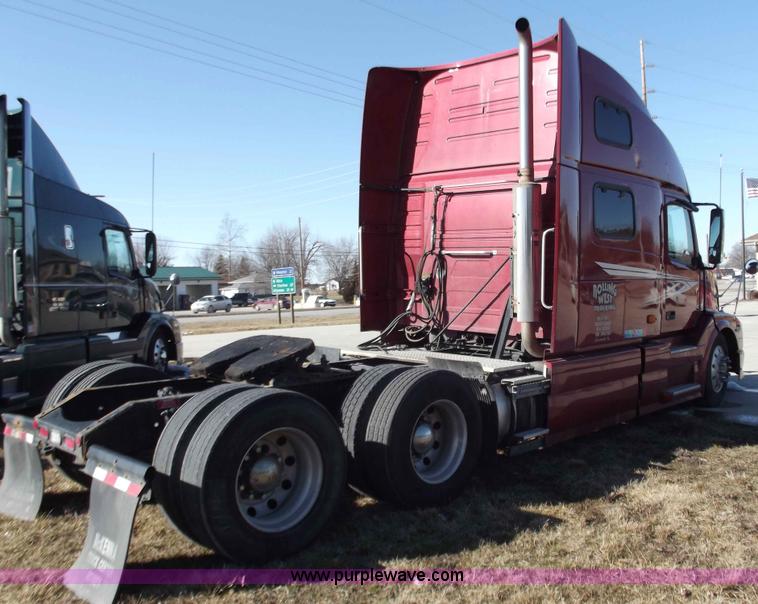 image for item B6265 2007 Volvo VNL semi truck