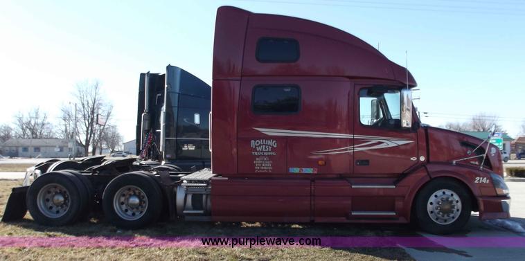 image for item B6265 2007 Volvo VNL semi truck