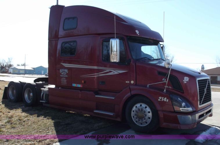 image for item B6265 2007 Volvo VNL semi truck