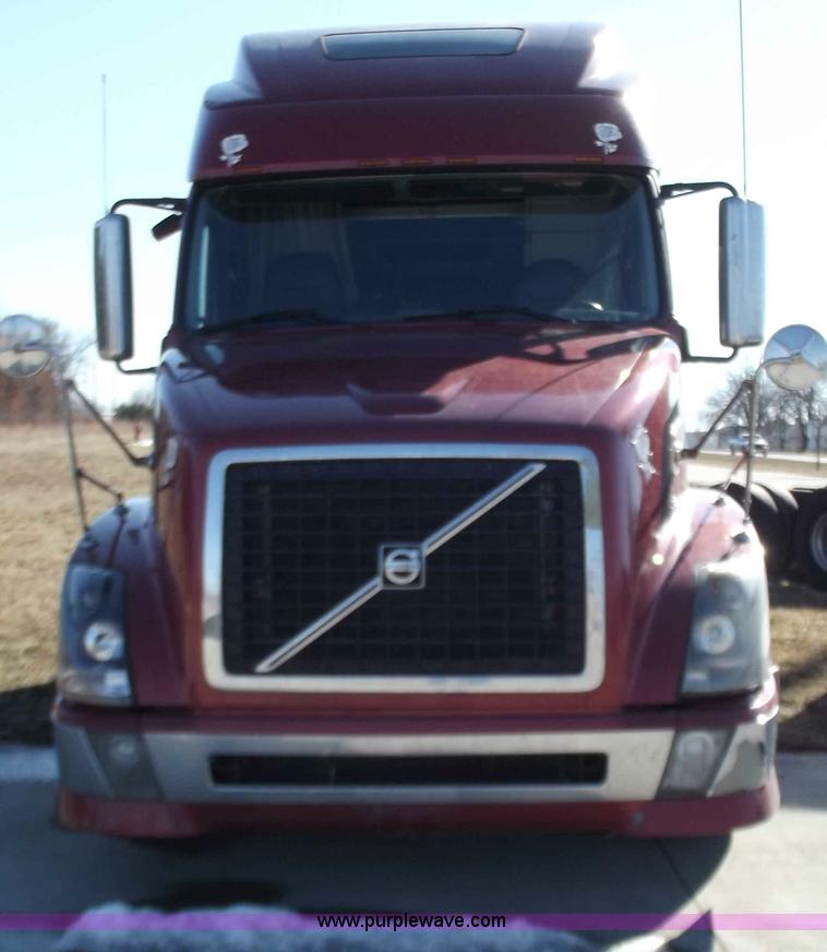 image for item B6265 2007 Volvo VNL semi truck