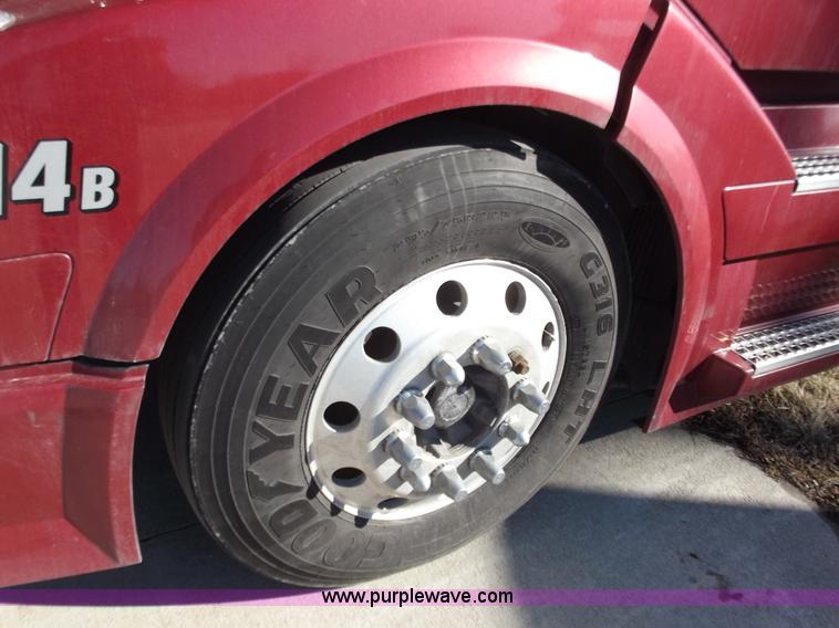 image for item B6265 2007 Volvo VNL semi truck