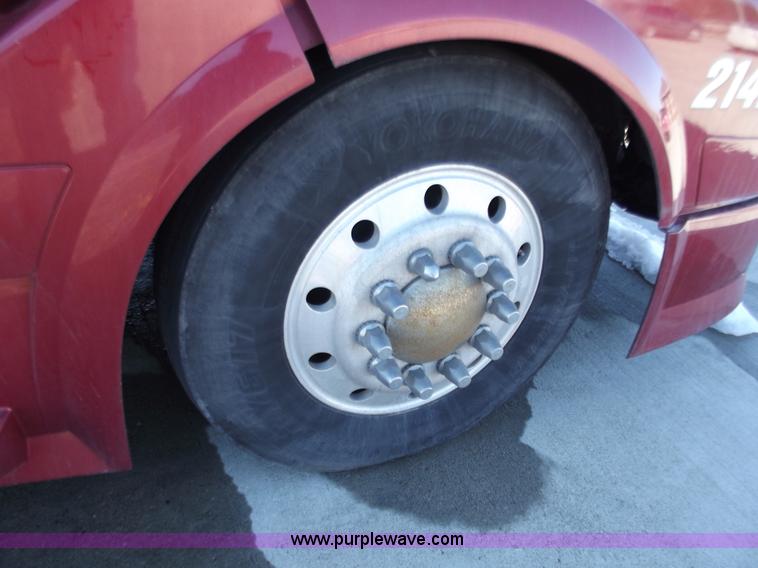 image for item B6265 2007 Volvo VNL semi truck