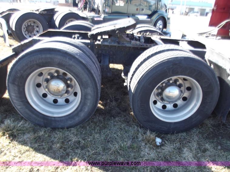 image for item B6265 2007 Volvo VNL semi truck