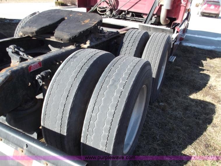 image for item B6265 2007 Volvo VNL semi truck