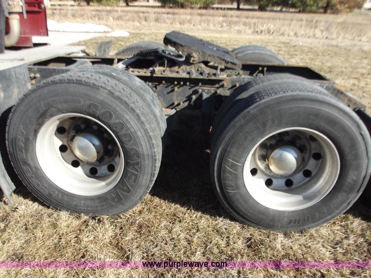 image for item B6265 2007 Volvo VNL semi truck