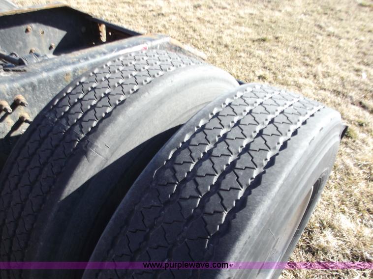 image for item B6265 2007 Volvo VNL semi truck