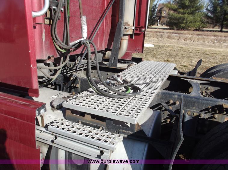 image for item B6265 2007 Volvo VNL semi truck