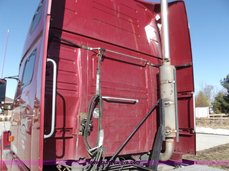 image for item B6265 2007 Volvo VNL semi truck