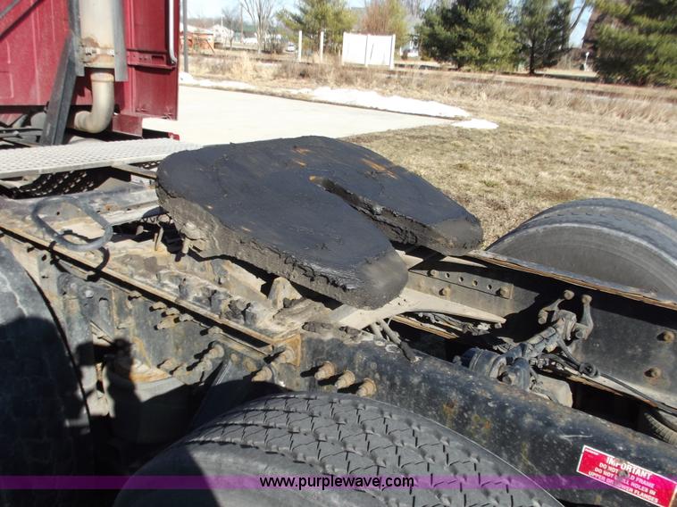 image for item B6265 2007 Volvo VNL semi truck