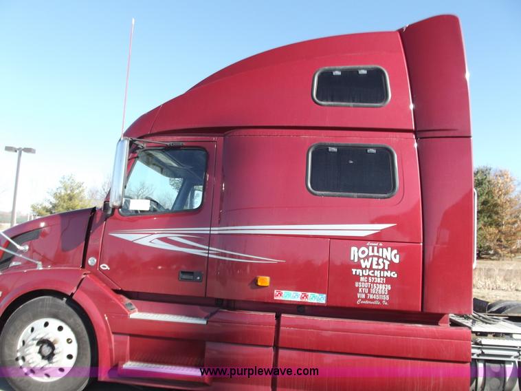 image for item B6265 2007 Volvo VNL semi truck