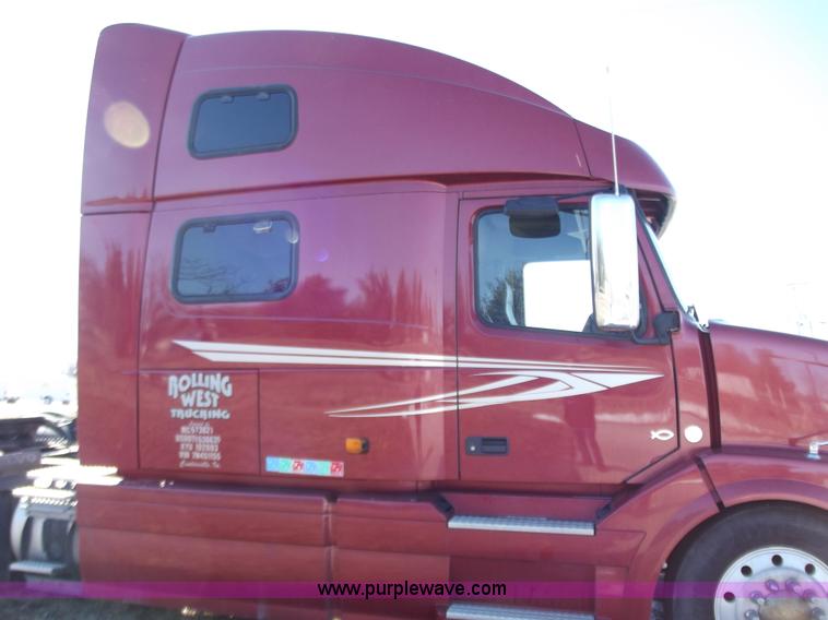 image for item B6265 2007 Volvo VNL semi truck