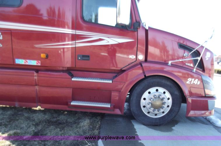 image for item B6265 2007 Volvo VNL semi truck