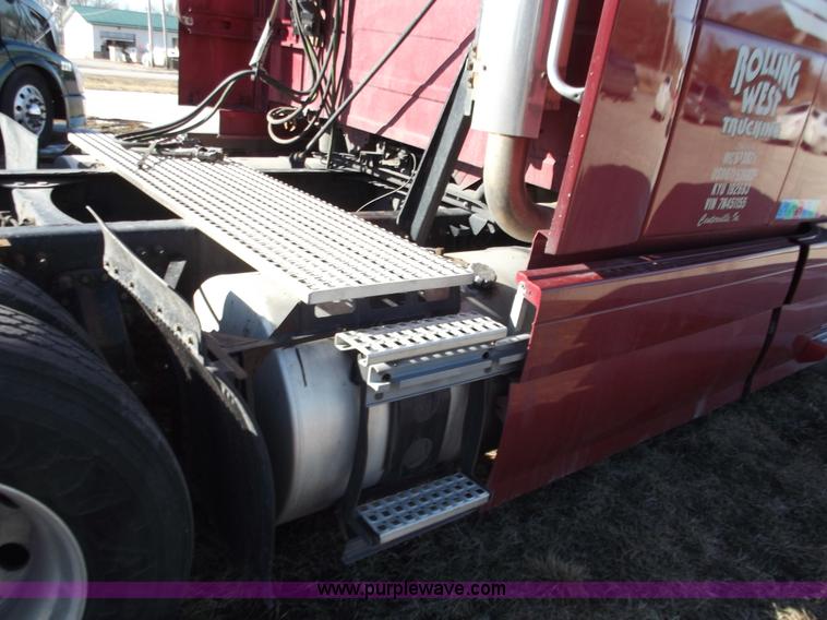 image for item B6265 2007 Volvo VNL semi truck