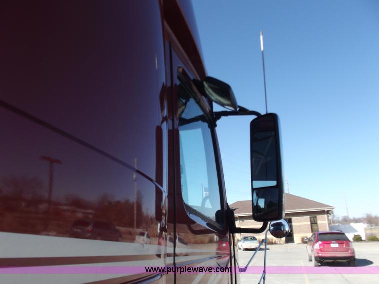 image for item B6265 2007 Volvo VNL semi truck