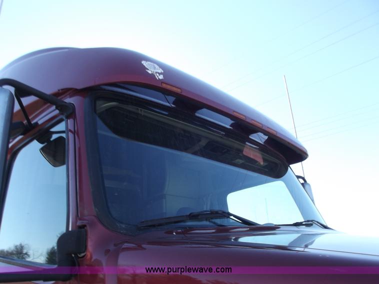 image for item B6265 2007 Volvo VNL semi truck