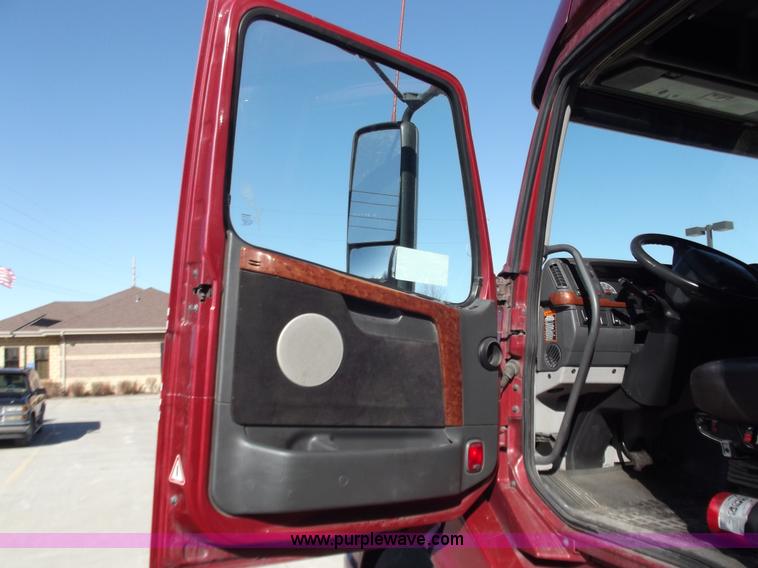 image for item B6265 2007 Volvo VNL semi truck