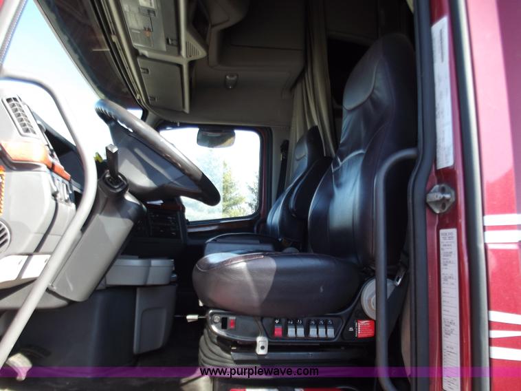 image for item B6265 2007 Volvo VNL semi truck