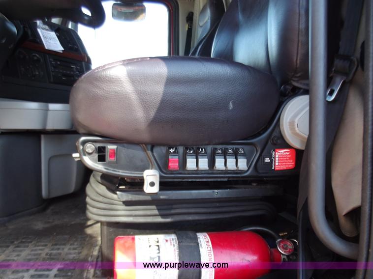 image for item B6265 2007 Volvo VNL semi truck