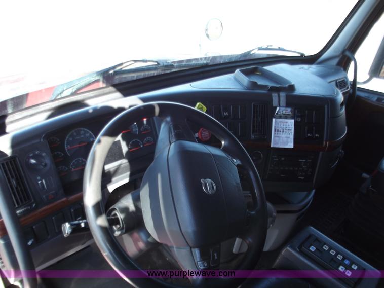 image for item B6265 2007 Volvo VNL semi truck