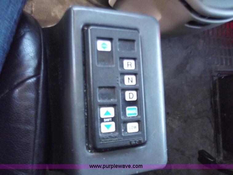 image for item B6265 2007 Volvo VNL semi truck